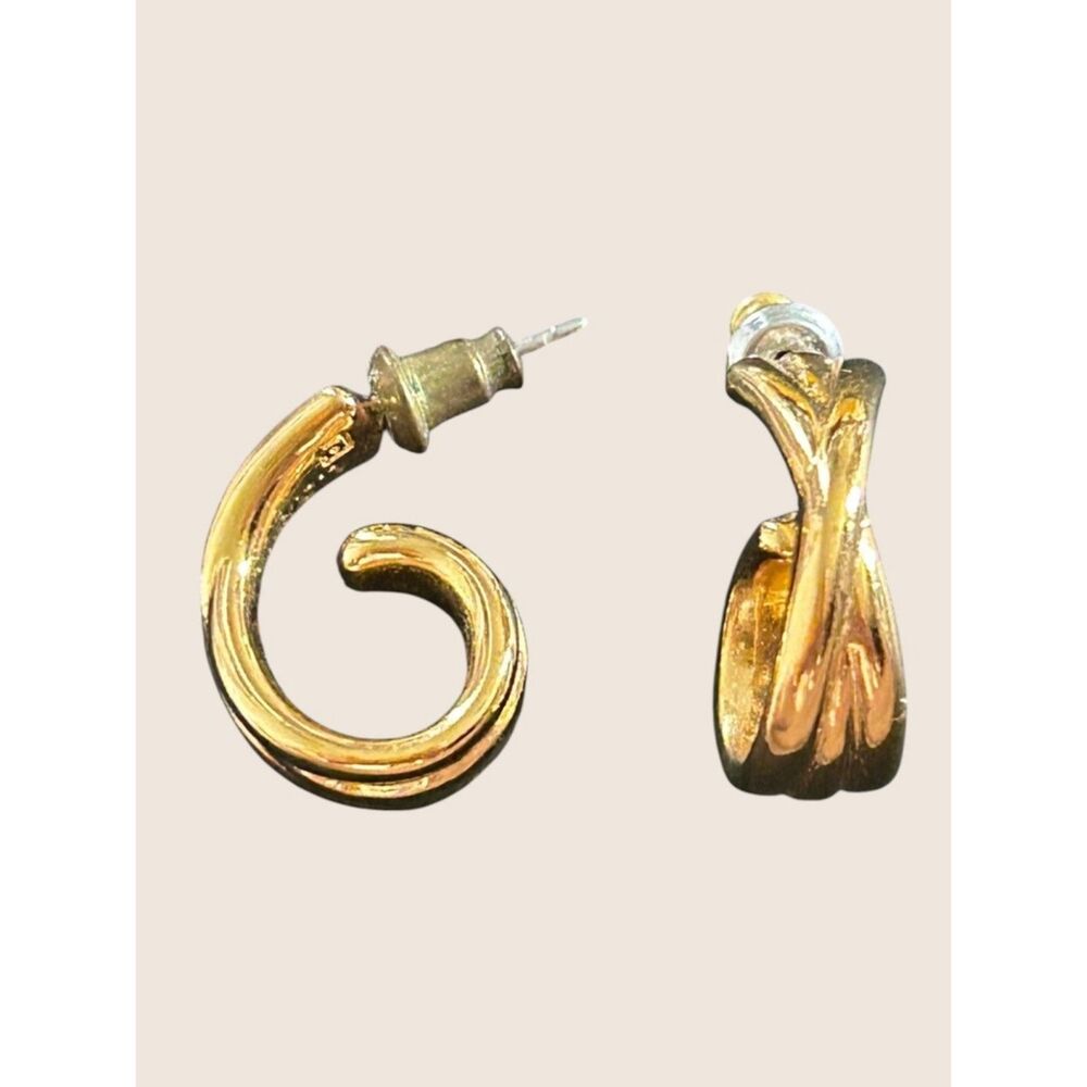 ✨ VTG AVON GOLD TONE CROSSOVER HALF HOOP RIBBED SPIRAL CRISS CROSS STUD EARRINGS